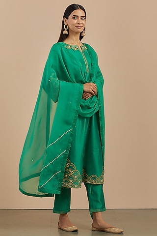 Green Embroidered Kurta Set by Priya chaudhary