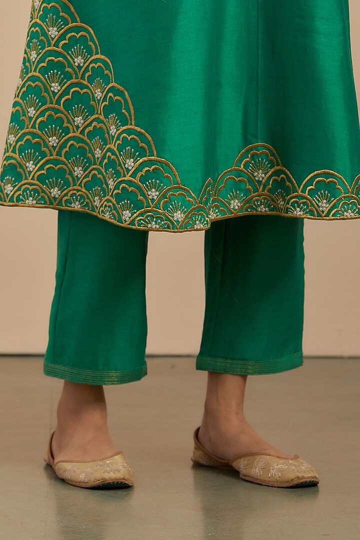Green Embroidered Kurta Set by Priya chaudhary at Pernia's Pop Up Shop