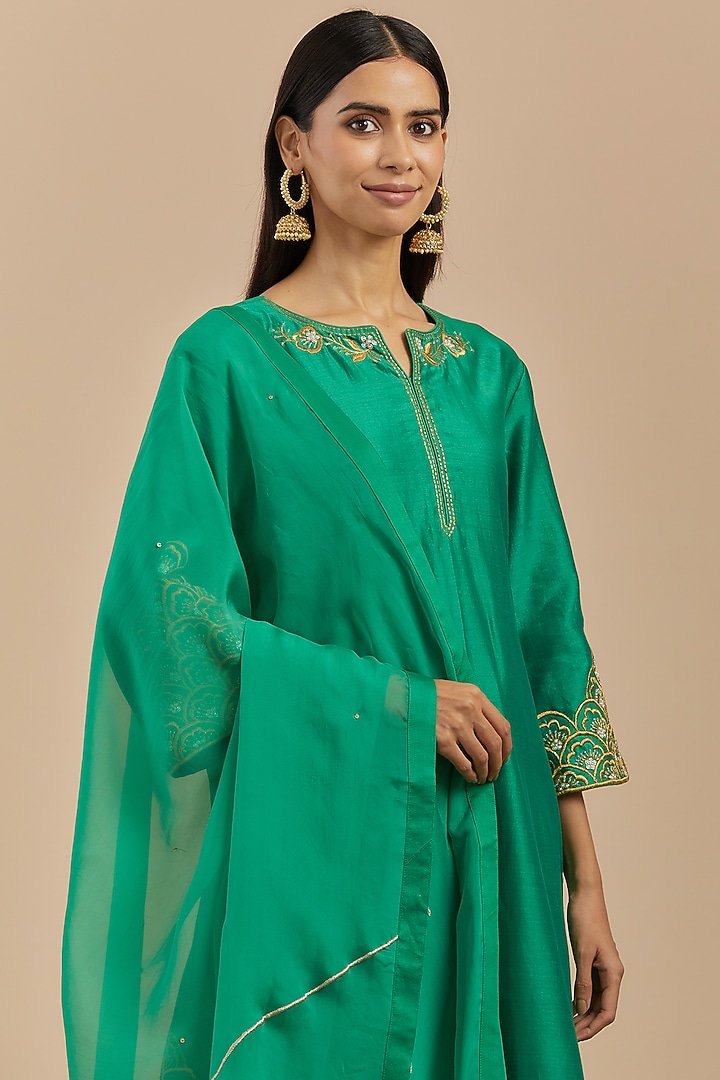 Green Embroidered Kurta Set by Priya chaudhary at Pernia's Pop Up Shop