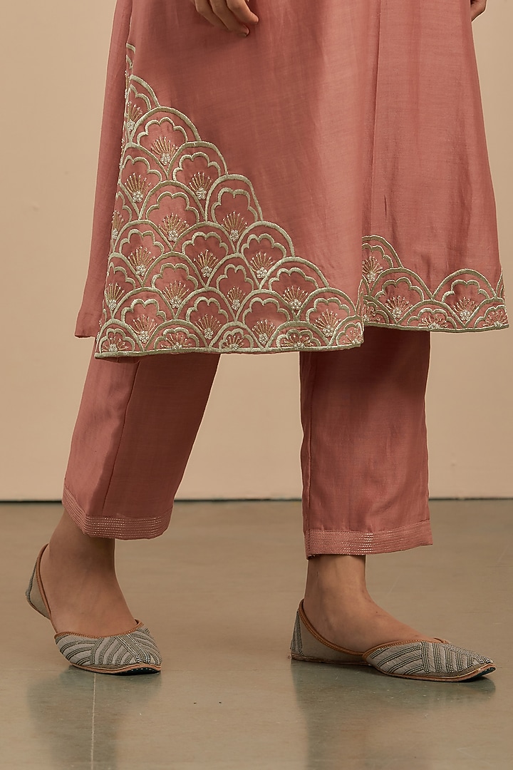 Dust Pink Embroidered Kurta Set by Priya chaudhary at Pernia's Pop Up Shop