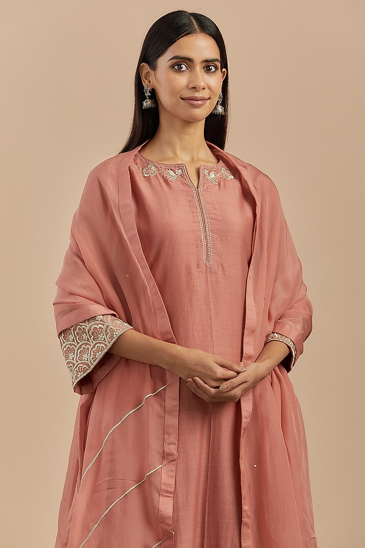 Dust Pink Embroidered Kurta Set by Priya chaudhary at Pernia's Pop Up Shop