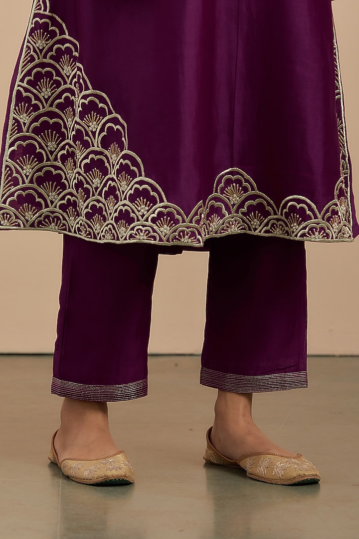 Purple Embroidered Kurta Set by Priya chaudhary at Pernia's Pop Up Shop