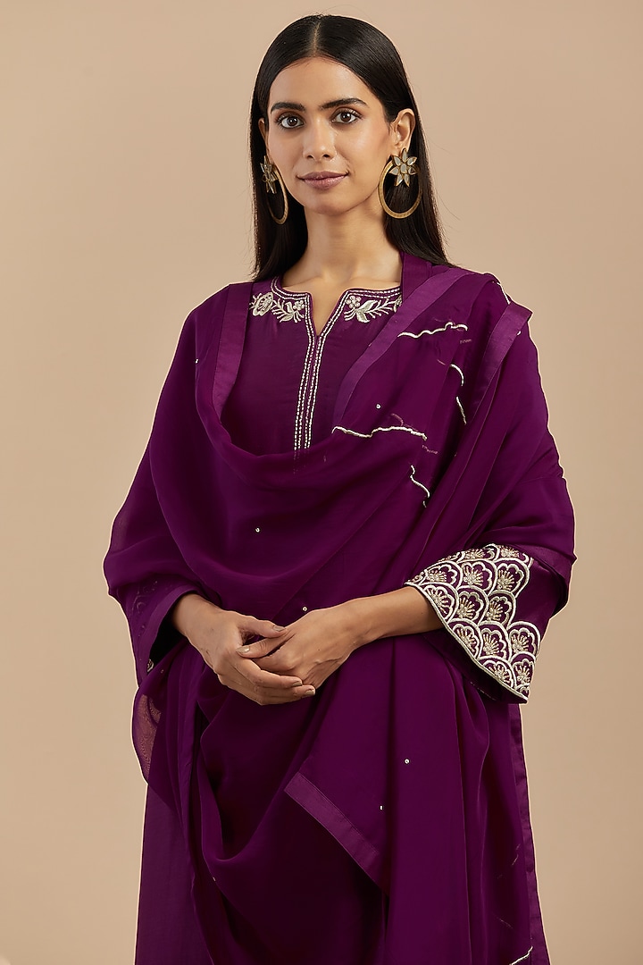 Purple Embroidered Kurta Set by Priya chaudhary at Pernia's Pop Up Shop