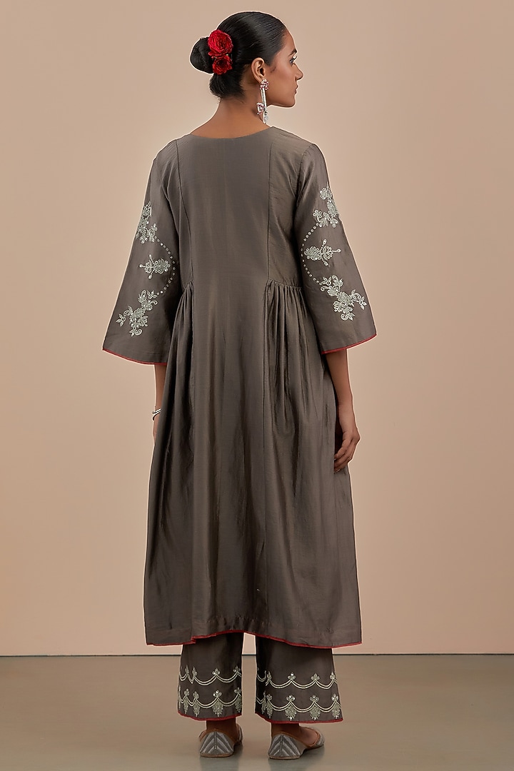Grey Embroidered Kurta Set by Priya chaudhary at Pernia's Pop Up Shop