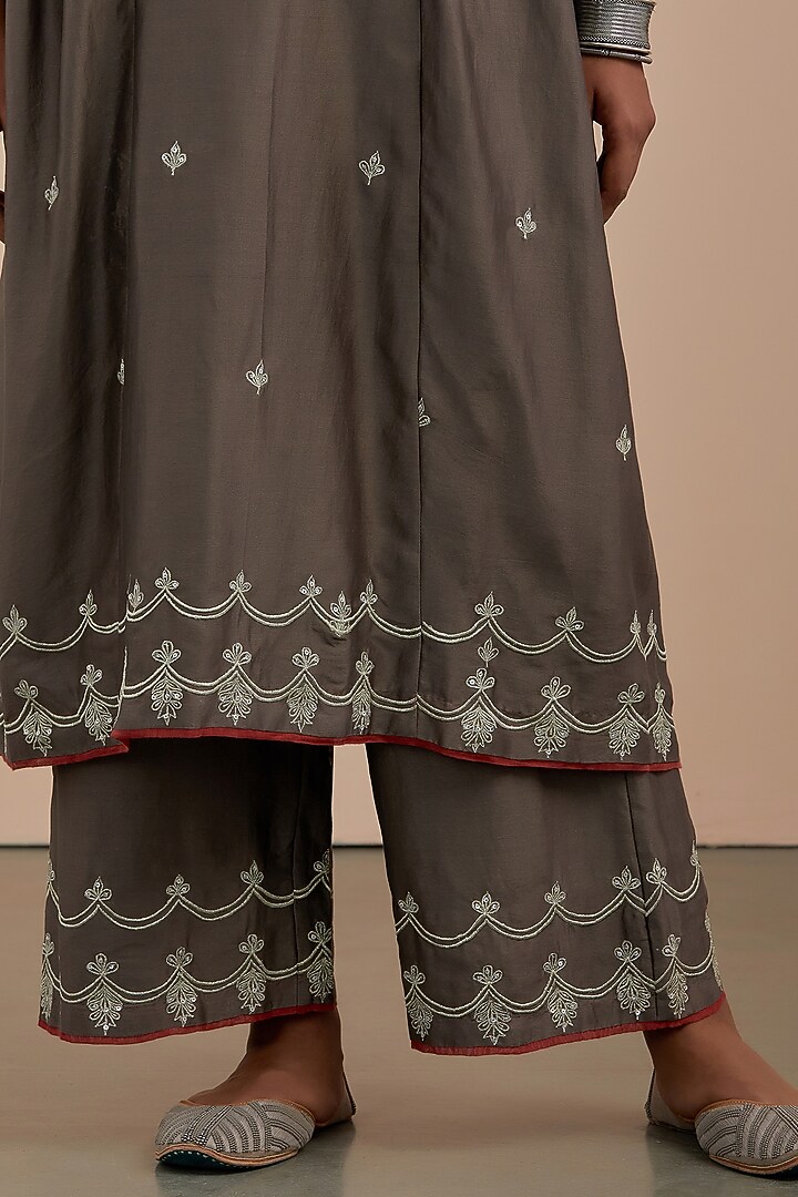 Grey Embroidered Kurta Set by Priya chaudhary at Pernia's Pop Up Shop