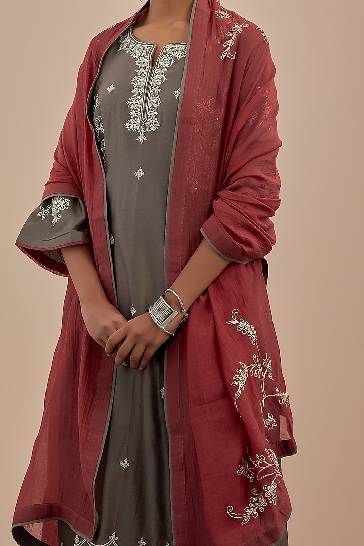 Grey Embroidered Kurta Set by Priya chaudhary at Pernia's Pop Up Shop