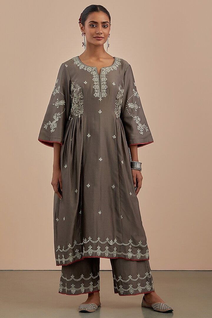 Grey Embroidered Kurta Set by Priya chaudhary at Pernia's Pop Up Shop