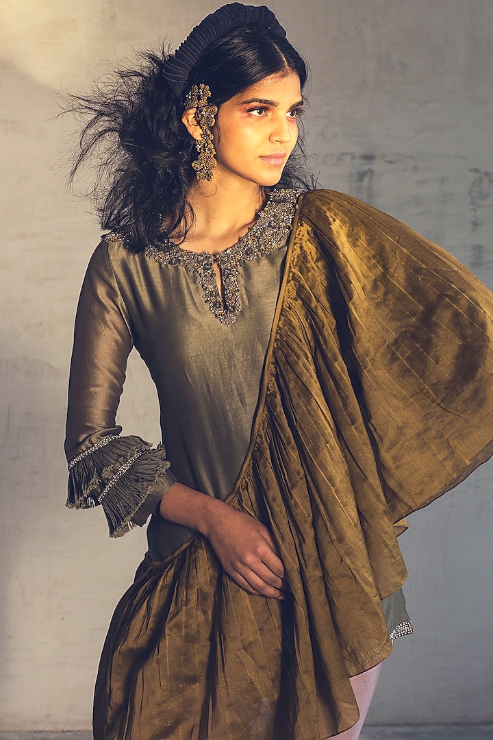 Pickle Green Embroidered Kurta Set by Parul & Preyanka at Pernia's Pop Up Shop