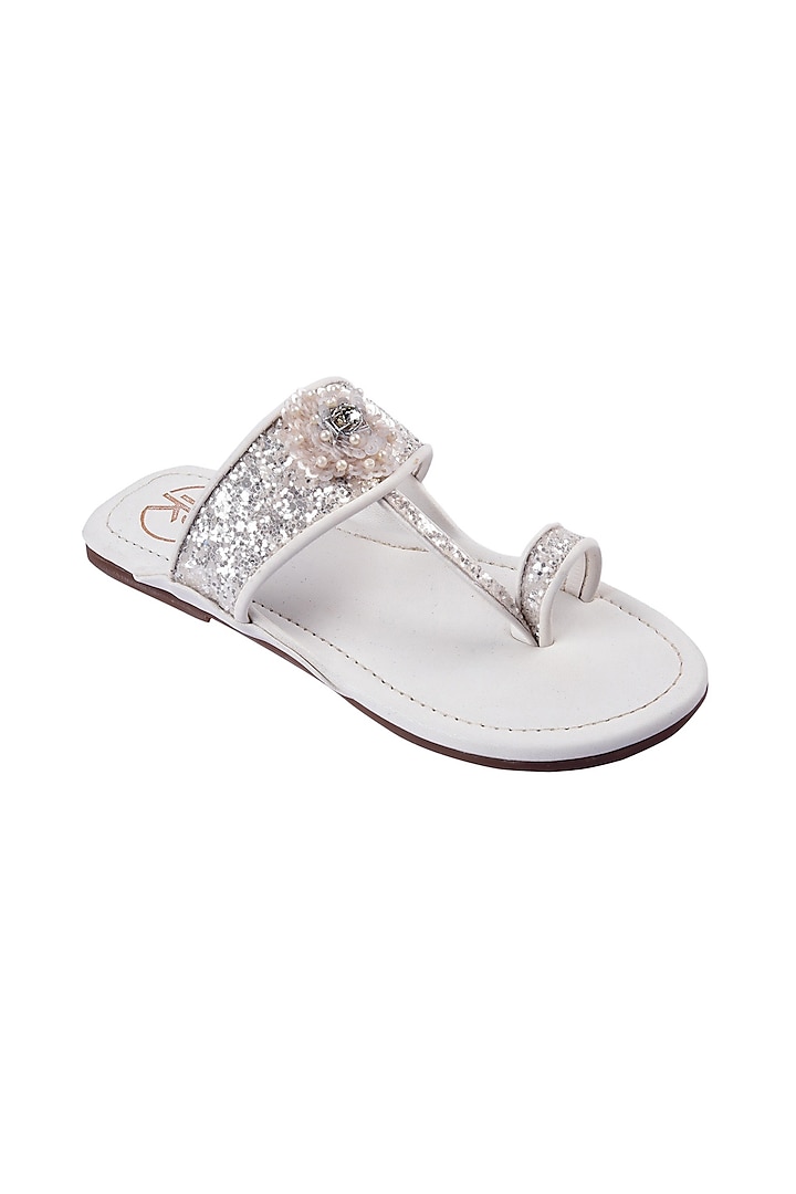 White Hand Embroidered Kolhapuri Flats For Girls by Preet Kaur-Kids at Pernia's Pop Up Shop