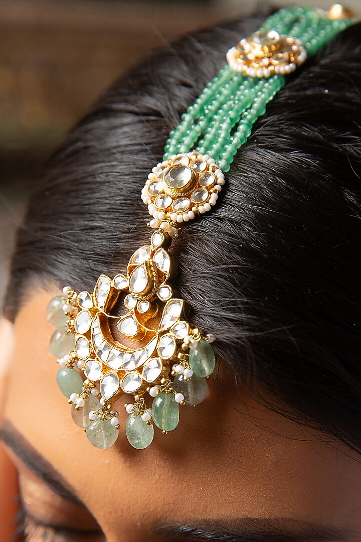 Gold Finish Kundan Polki & Green Onyx Maang Tikka by Preeti Mohan at Pernia's Pop Up Shop