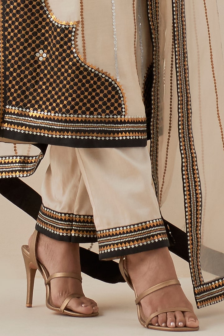 Beige Chanderi Hand Embroidered Kurta Set by Priyal Prakash at Pernia's Pop Up Shop