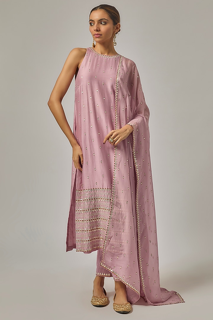 Muted Lilac Chanderi Hand Embroidered Kurta Set by Priyal Prakash at Pernia's Pop Up Shop