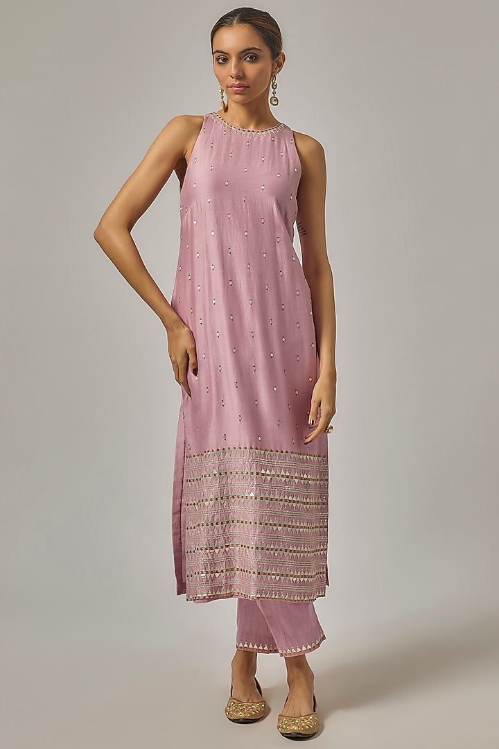 Muted Lilac Chanderi Hand Embroidered Kurta Set by Priyal Prakash at Pernia's Pop Up Shop