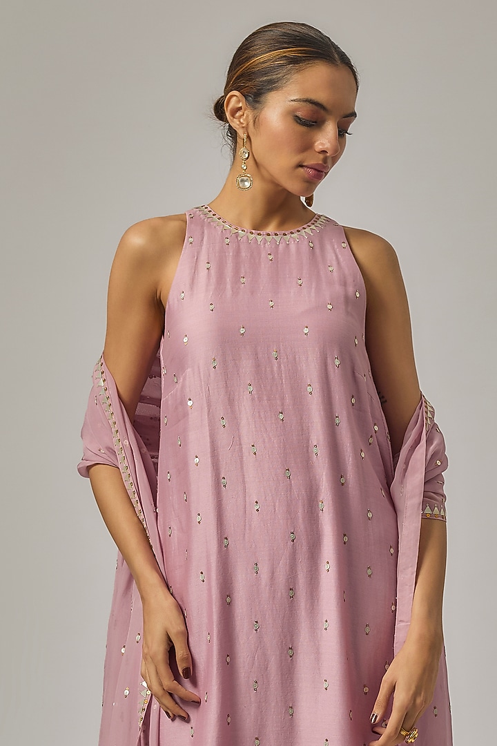 Muted Lilac Chanderi Hand Embroidered Kurta Set by Priyal Prakash at Pernia's Pop Up Shop