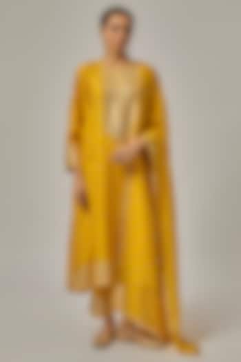 Mango Yellow Chanderi Hand Embroidered Kurta Set by Priyal Prakash at Pernia's Pop Up Shop