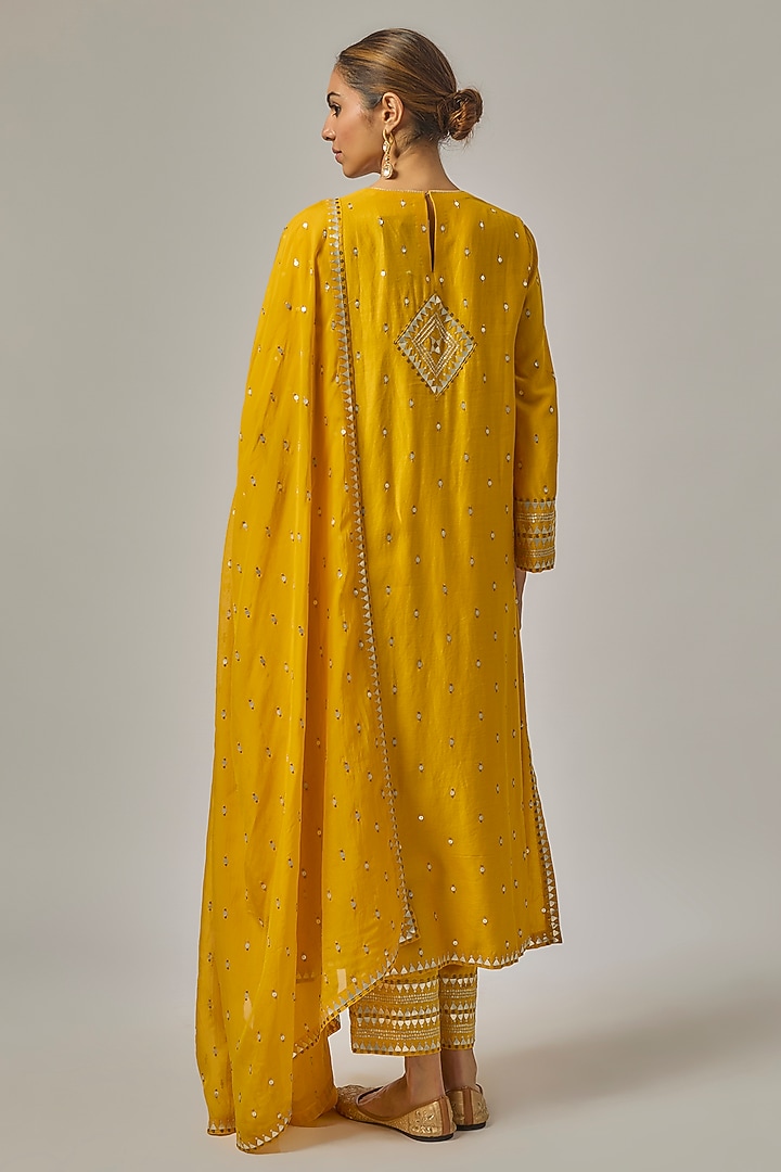 Mango Yellow Chanderi Hand Embroidered Kurta Set by Priyal Prakash at Pernia's Pop Up Shop