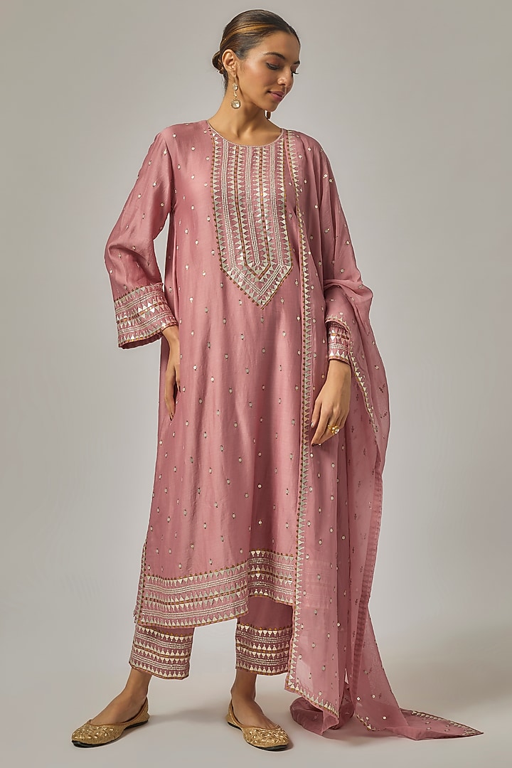 Onion Pink Chanderi Hand Embroidered Kurta Set by Priyal Prakash at Pernia's Pop Up Shop