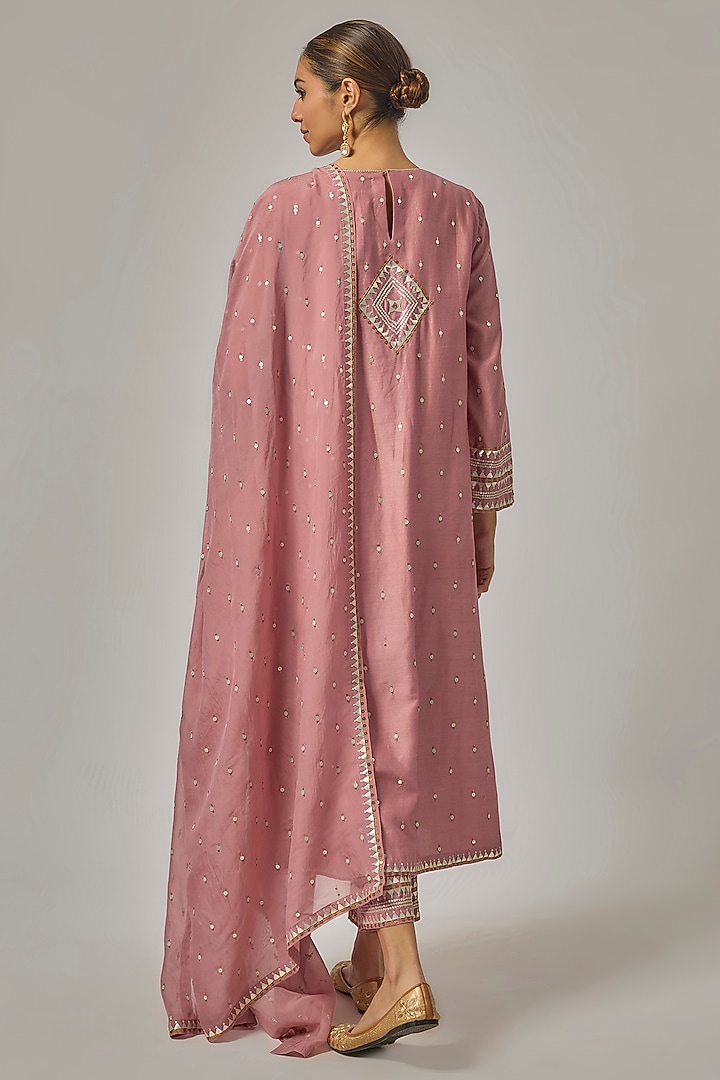 Onion Pink Chanderi Hand Embroidered Kurta Set by Priyal Prakash at Pernia's Pop Up Shop