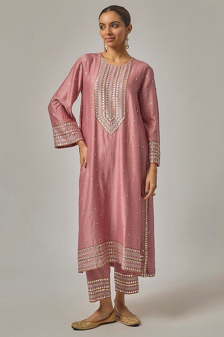 Onion Pink Chanderi Hand Embroidered Kurta Set by Priyal Prakash at Pernia's Pop Up Shop