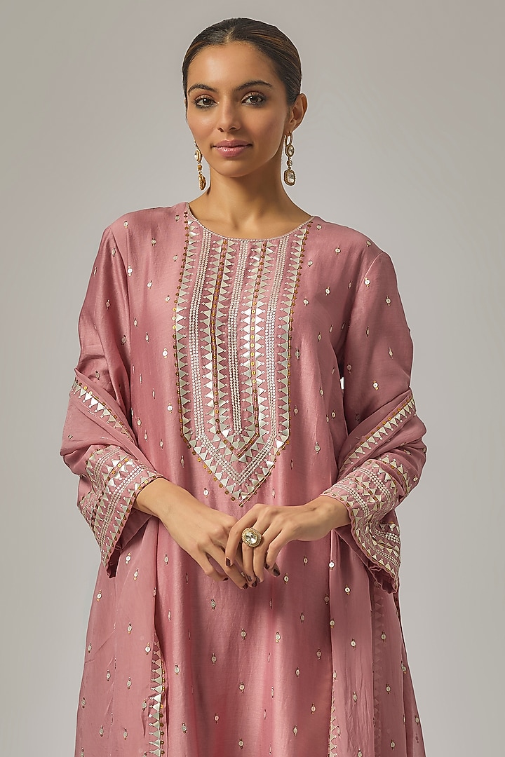 Onion Pink Chanderi Hand Embroidered Kurta Set by Priyal Prakash at Pernia's Pop Up Shop