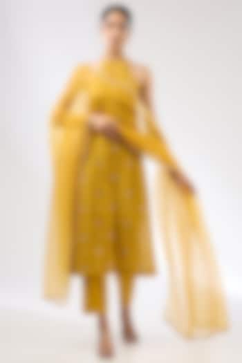 Mustard Chanderi Zardosi Embroidered Kurta Set by Priyal Prakash at Pernia's Pop Up Shop