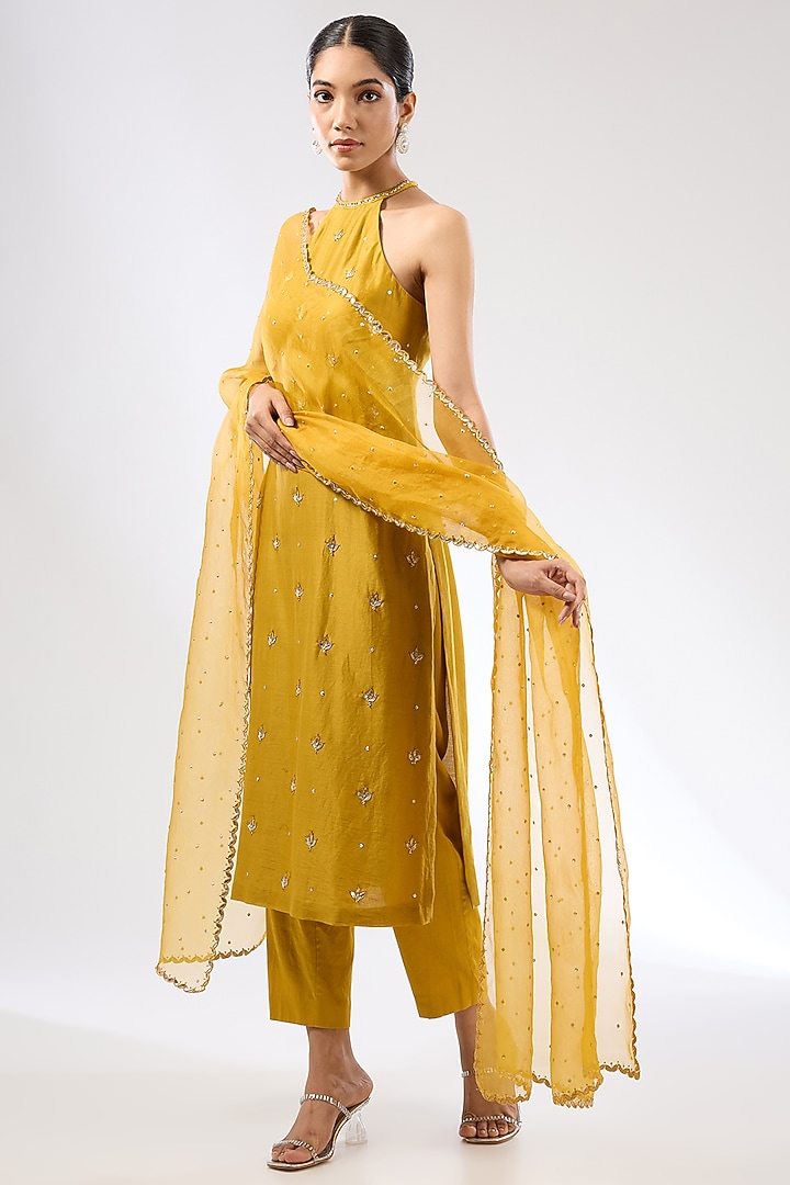 Mustard Chanderi Zardosi Embroidered Kurta Set by Priyal Prakash at Pernia's Pop Up Shop