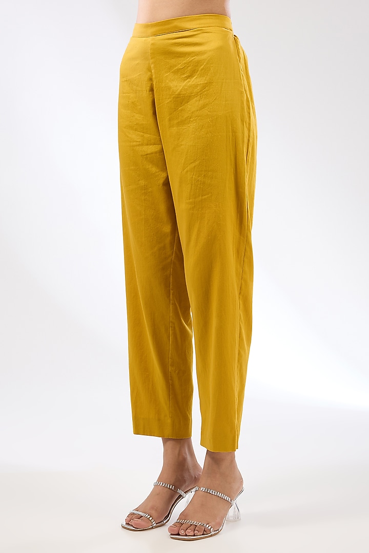 Mustard Chanderi Zardosi Embroidered Kurta Set by Priyal Prakash at Pernia's Pop Up Shop