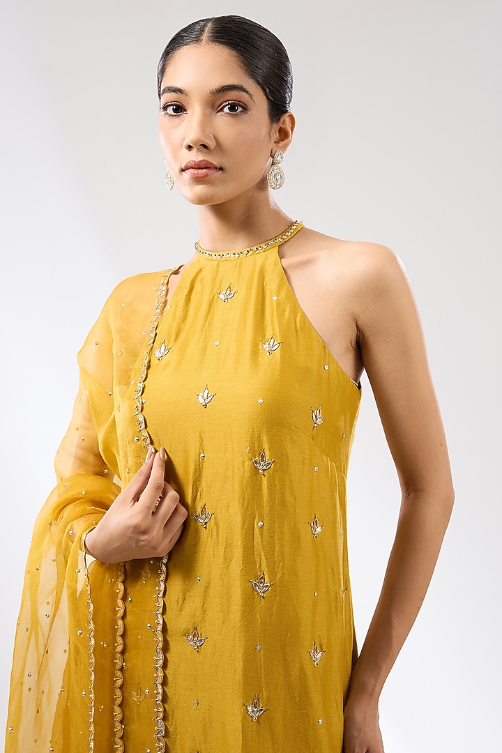 Mustard Chanderi Zardosi Embroidered Kurta Set by Priyal Prakash at Pernia's Pop Up Shop
