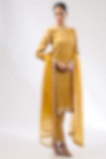 Mustard Zari Chanderi Zardosi Embroidered Kurta Set by Priyal Prakash at Pernia's Pop Up Shop