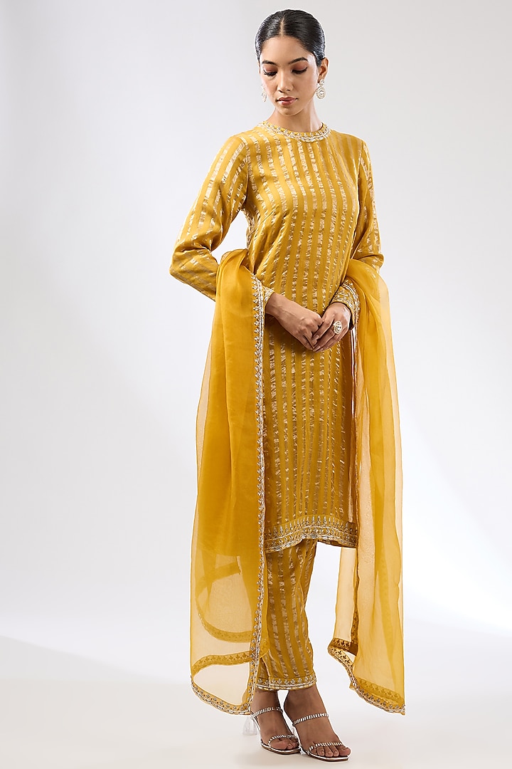 Mustard Zari Chanderi Zardosi Embroidered Kurta Set by Priyal Prakash at Pernia's Pop Up Shop