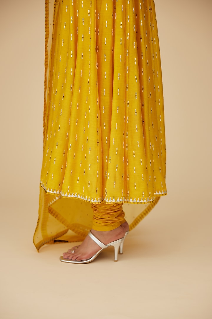Mango Yellow Chanderi Aari Embroidered Wedding Anarkali Set by Priyal Prakash at Pernia's Pop Up Shop