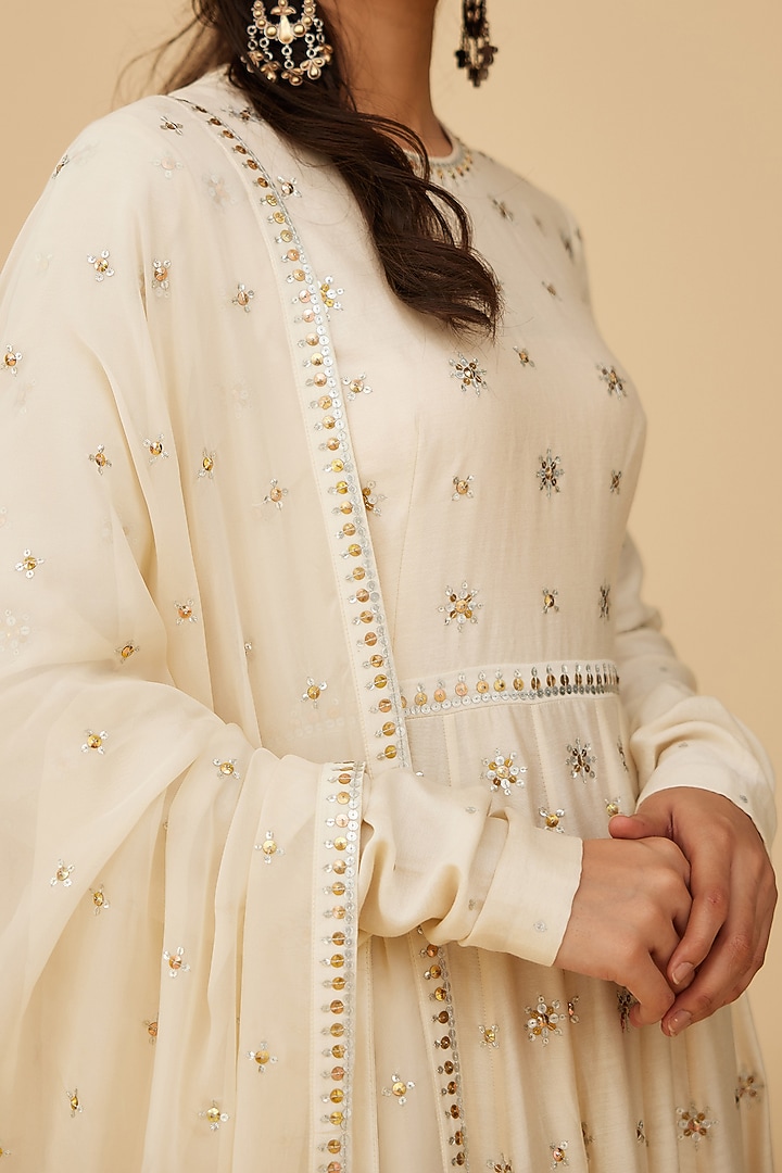 Ivory Chanderi Aari Embroidered Wedding Anarkali Set by Priyal Prakash at Pernia's Pop Up Shop