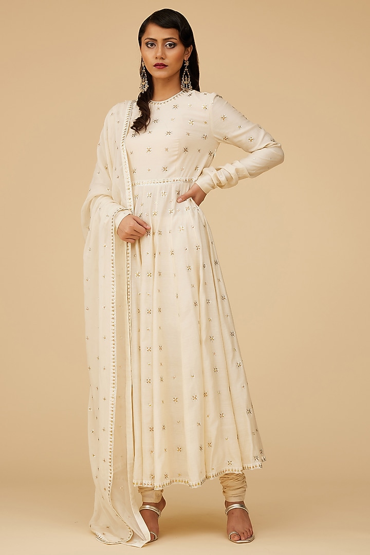 Ivory Chanderi Aari Embroidered Wedding Anarkali Set by Priyal Prakash at Pernia's Pop Up Shop