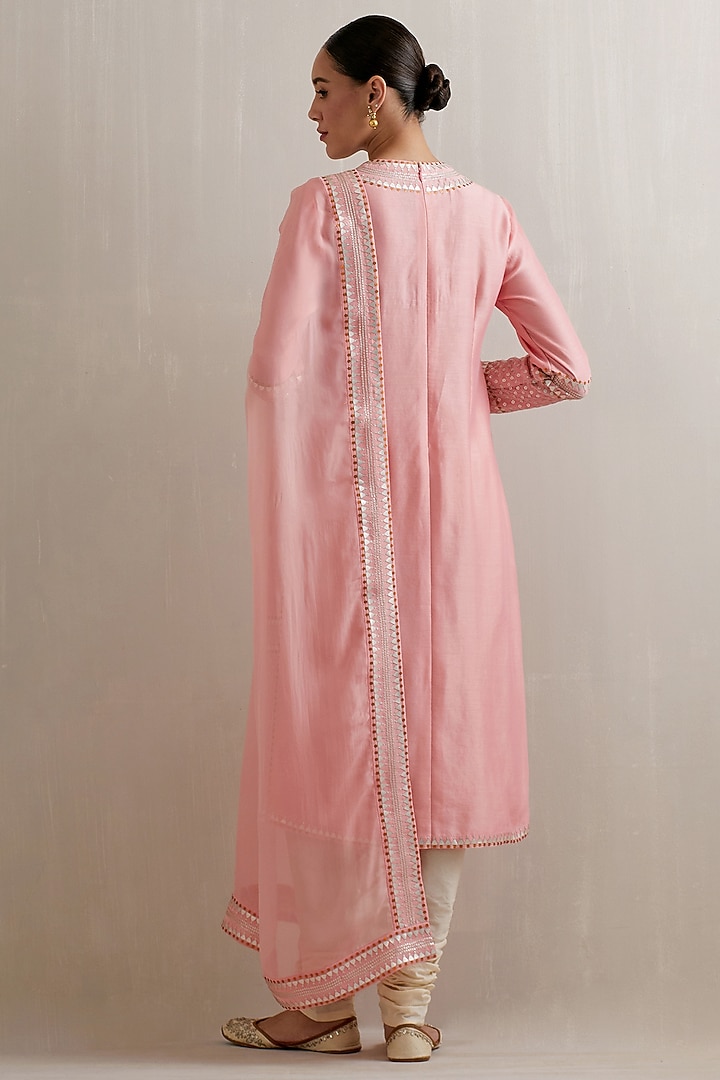 Chalk Pink Chanderi Sequins Hand Embroidered Kurta Set by Priyal Prakash at Pernia's Pop Up Shop