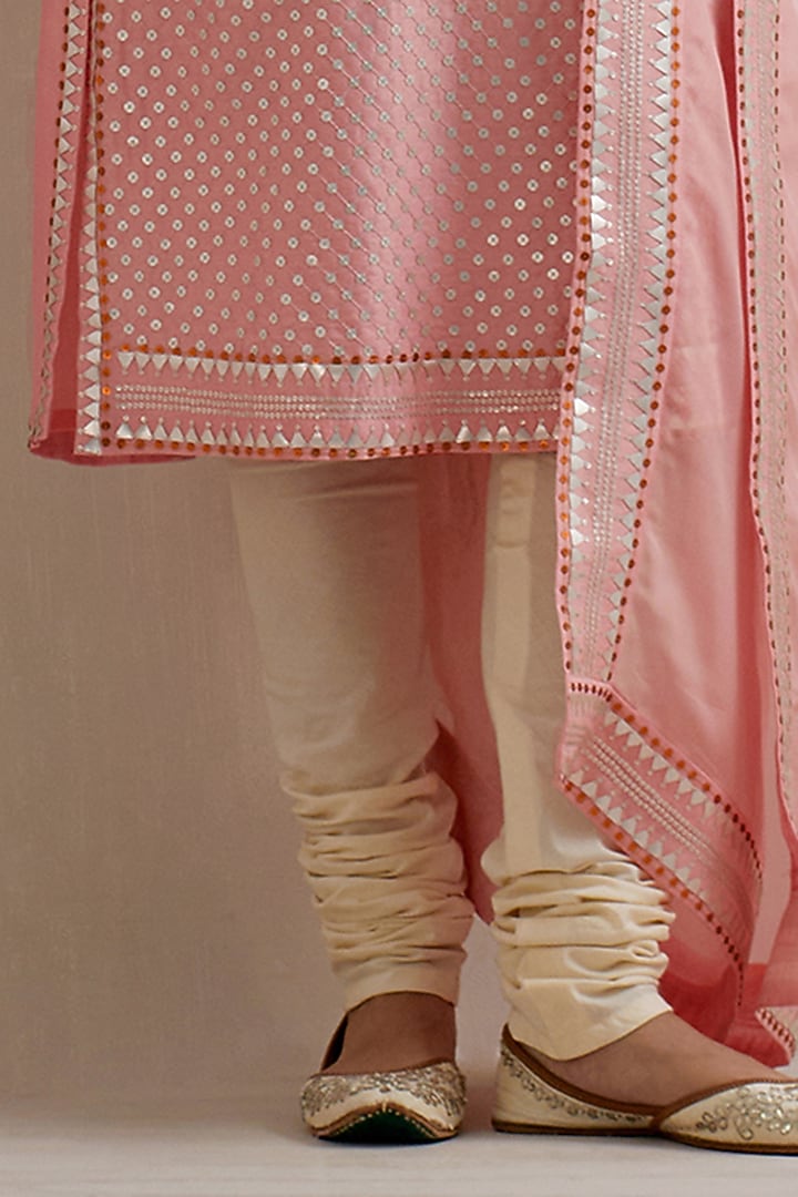 Chalk Pink Chanderi Sequins Hand Embroidered Kurta Set by Priyal Prakash at Pernia's Pop Up Shop