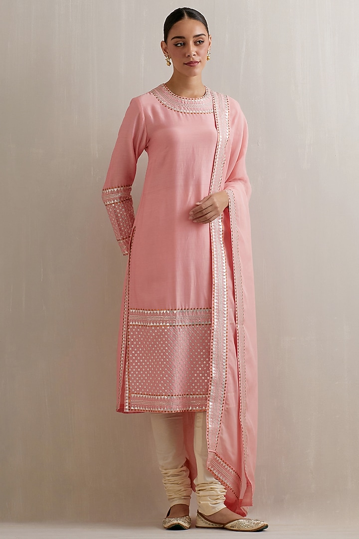 Chalk Pink Chanderi Sequins Hand Embroidered Kurta Set by Priyal Prakash at Pernia's Pop Up Shop