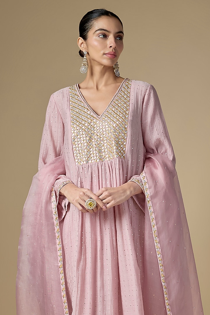 Rose Quartz Pink Mukaish Chanderi Motif Embroidered Kurta Set by Priyal Prakash at Pernia's Pop Up Shop