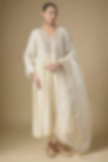 Ivory Mukaish Chanderi Motif Embroidered Kurta Set by Priyal Prakash at Pernia's Pop Up Shop