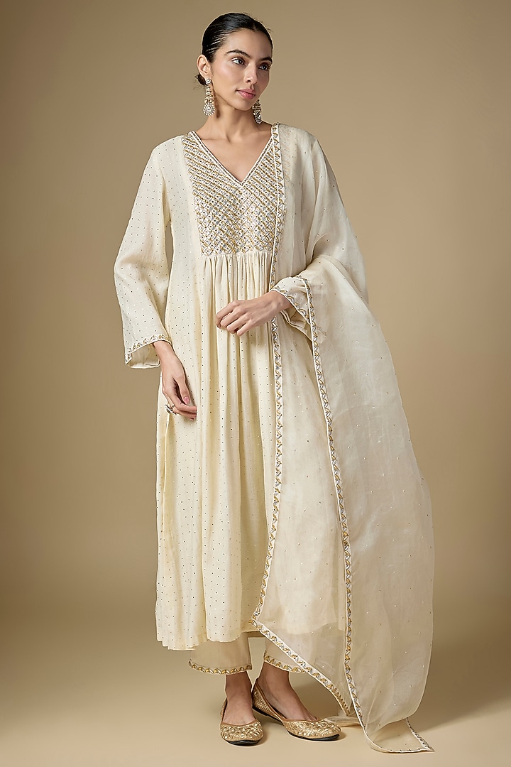 Ivory Mukaish Chanderi Motif Embroidered Kurta Set by Priyal Prakash at Pernia's Pop Up Shop