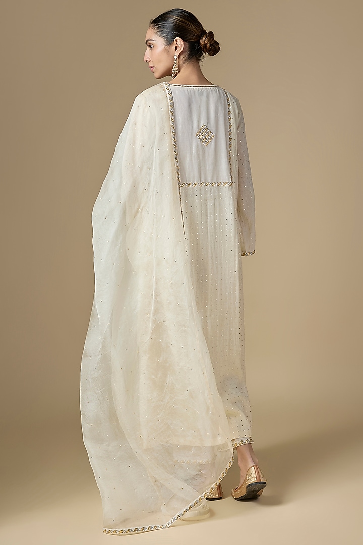 Ivory Mukaish Chanderi Motif Embroidered Kurta Set by Priyal Prakash at Pernia's Pop Up Shop