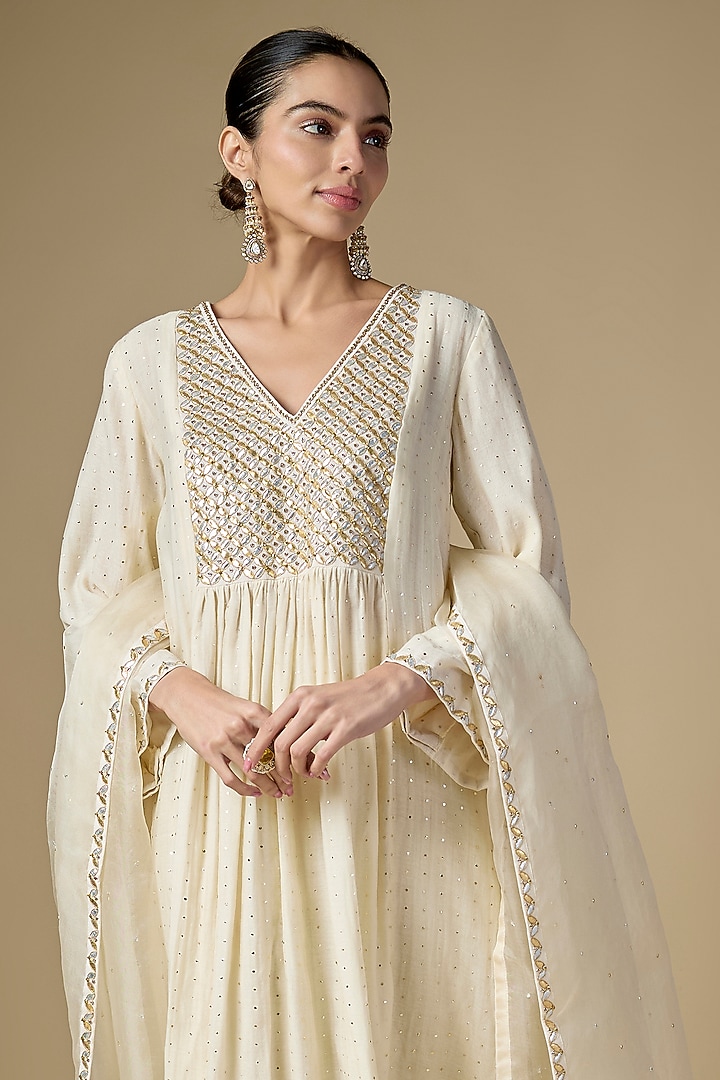 Ivory Mukaish Chanderi Motif Embroidered Kurta Set by Priyal Prakash at Pernia's Pop Up Shop
