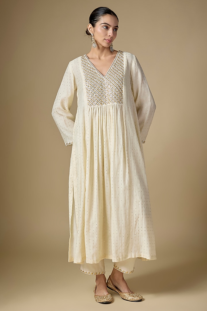 Ivory Mukaish Chanderi Motif Embroidered Kurta Set by Priyal Prakash at Pernia's Pop Up Shop