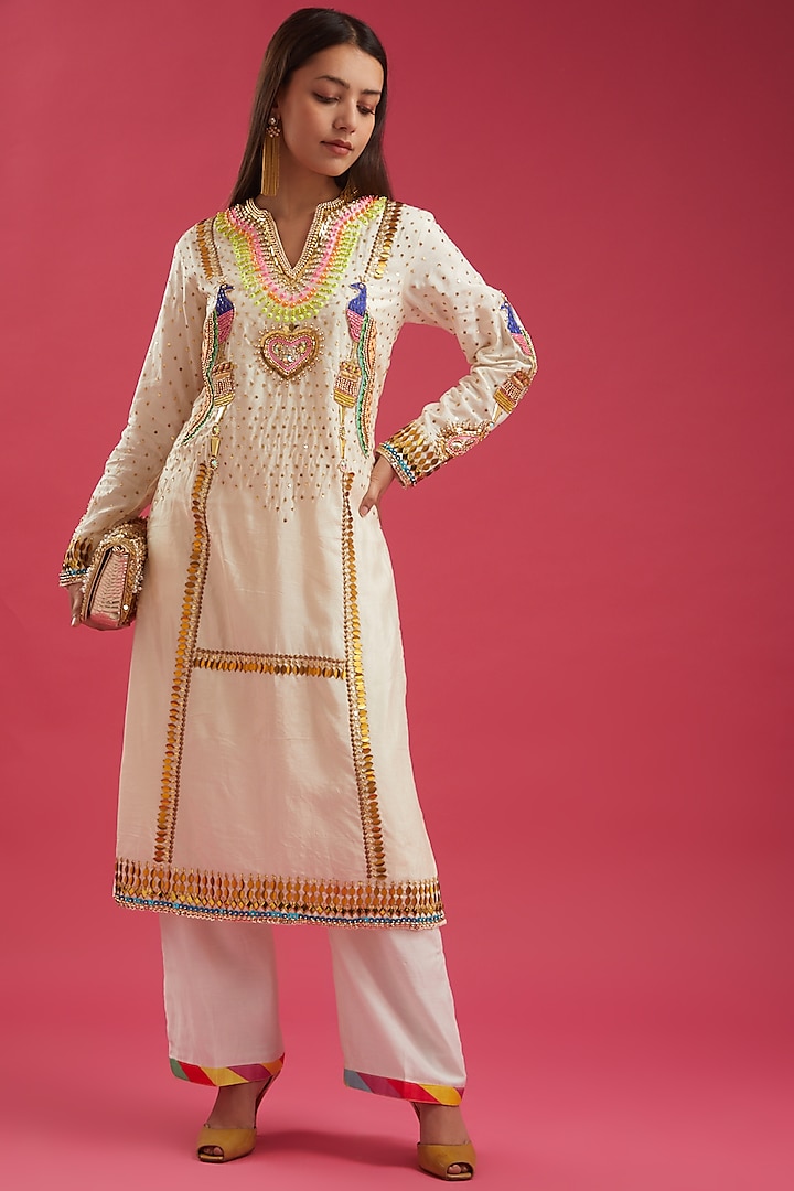 White Hand Embroidered Kurta Set by Param Sahib at Pernia's Pop Up Shop