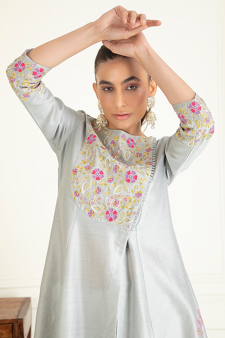 Steel Grey Chanderi Embroidered Kurta Set by Priyanka Jain at Pernia's Pop Up Shop