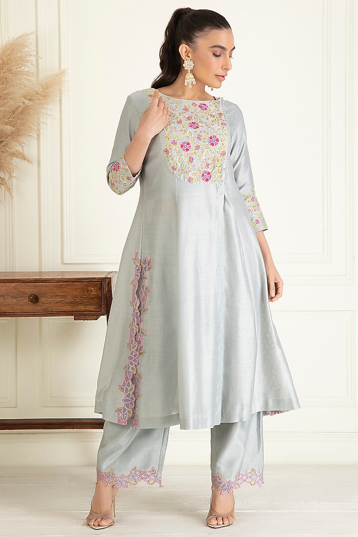 Steel Grey Chanderi Embroidered Kurta Set by Priyanka Jain at Pernia's Pop Up Shop