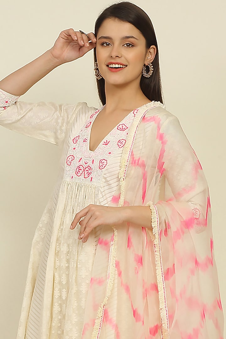 Ivory Chanderi Hand Embroidered Kurta Set by Priyanka Jain at Pernia's Pop Up Shop