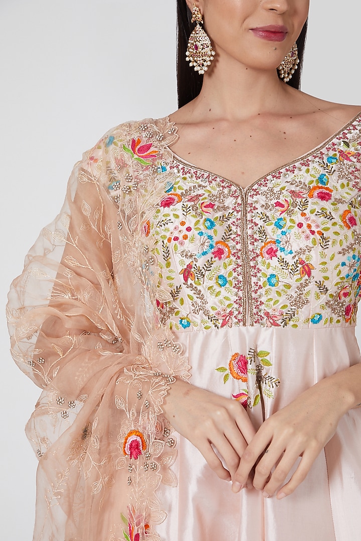 Peach Embroidered Kurta Set by Priyanka Jain at Pernia's Pop Up Shop