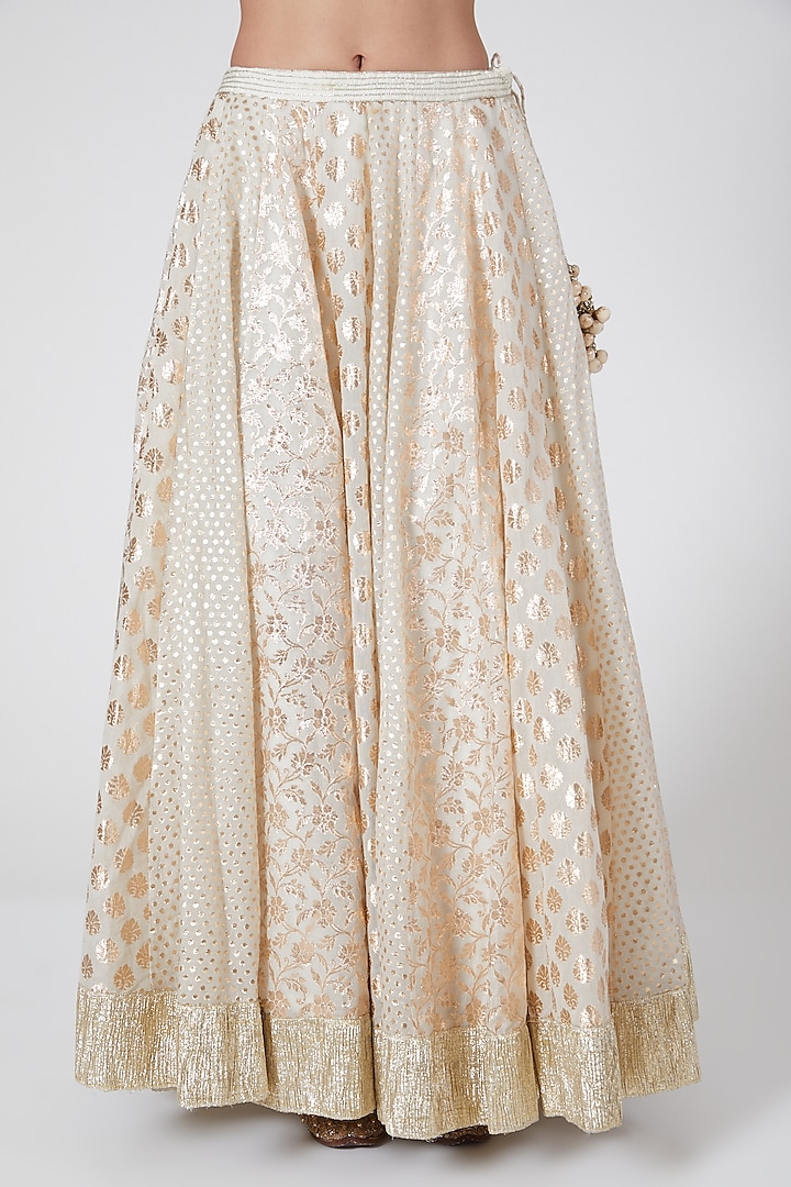 Ivory Embroidered Wedding Lehenga Set by Priyanka Jain at Pernia's Pop Up Shop