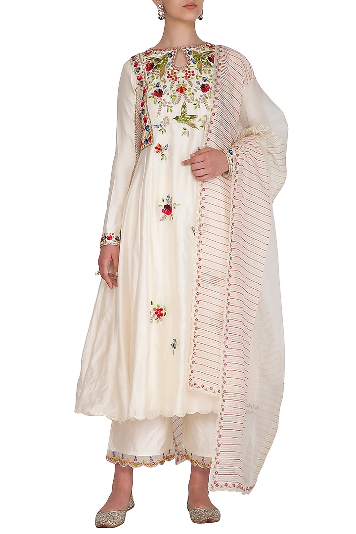 Ivory Embroidered Kurta Set by Priyanka Jain at Pernia's Pop Up Shop