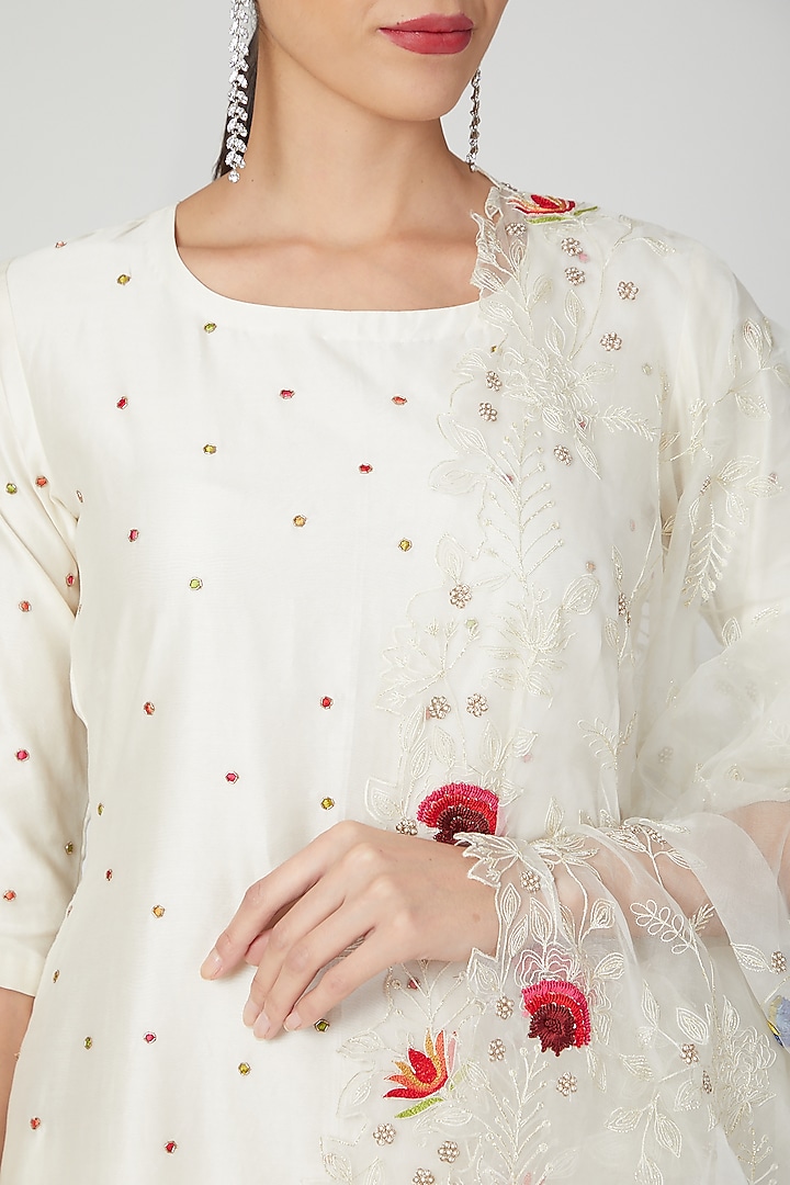 White Embroidered Kurta Set by Priyanka Jain at Pernia's Pop Up Shop